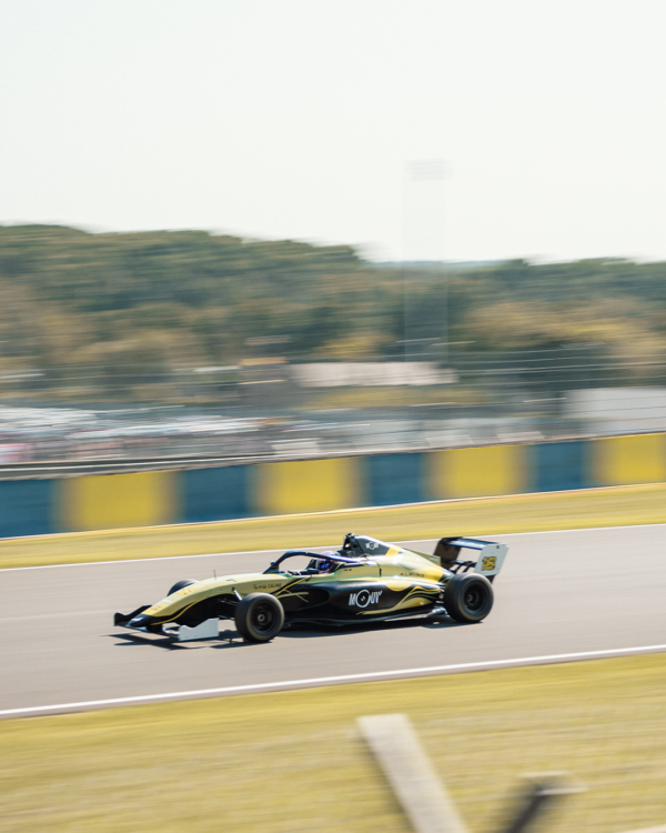 Photographie de voiture de sport sur un circuit